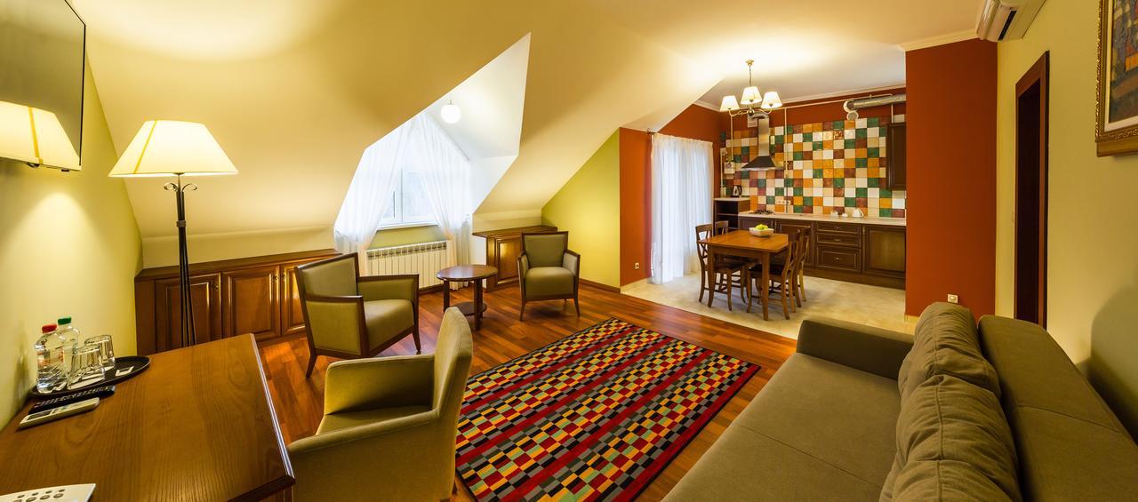 Apartament Hotel By Derenivska Kupil Nyzhne Solotvyno Dış mekan fotoğraf